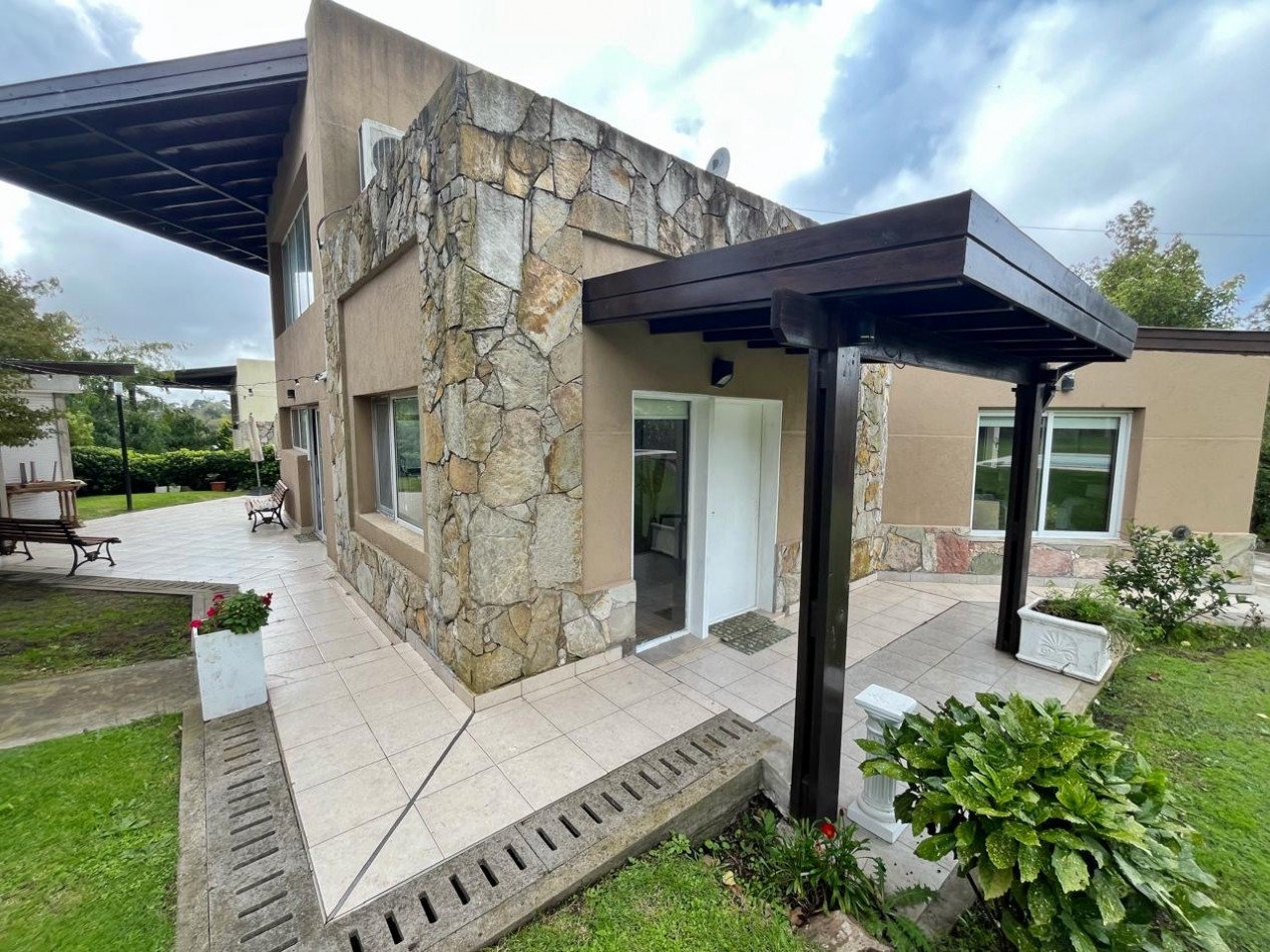 CASA SOBRE DOS LOTES / SIERRA DE LOS PADRES