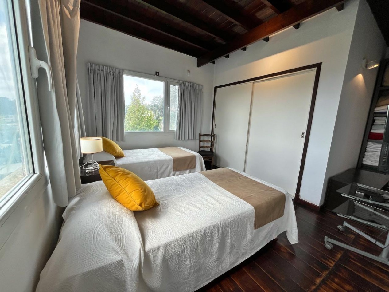 CASA SOBRE DOS LOTES / SIERRA DE LOS PADRES