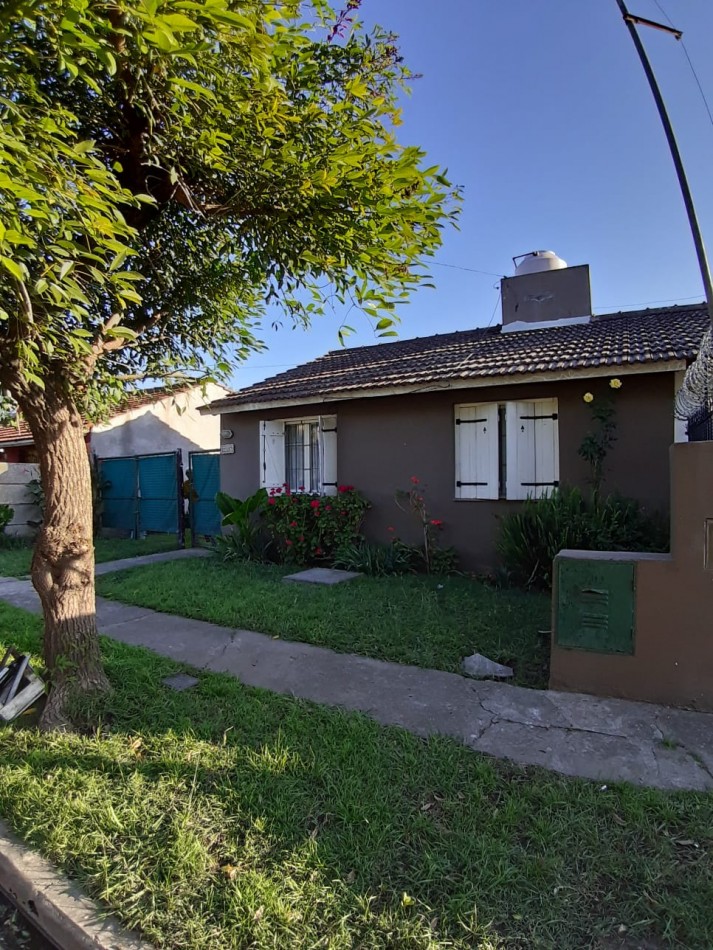 BARRIO DON EMILIO / ALQUILER 12 MESES / CASA TRES AMBIERNTES CON JARDIN