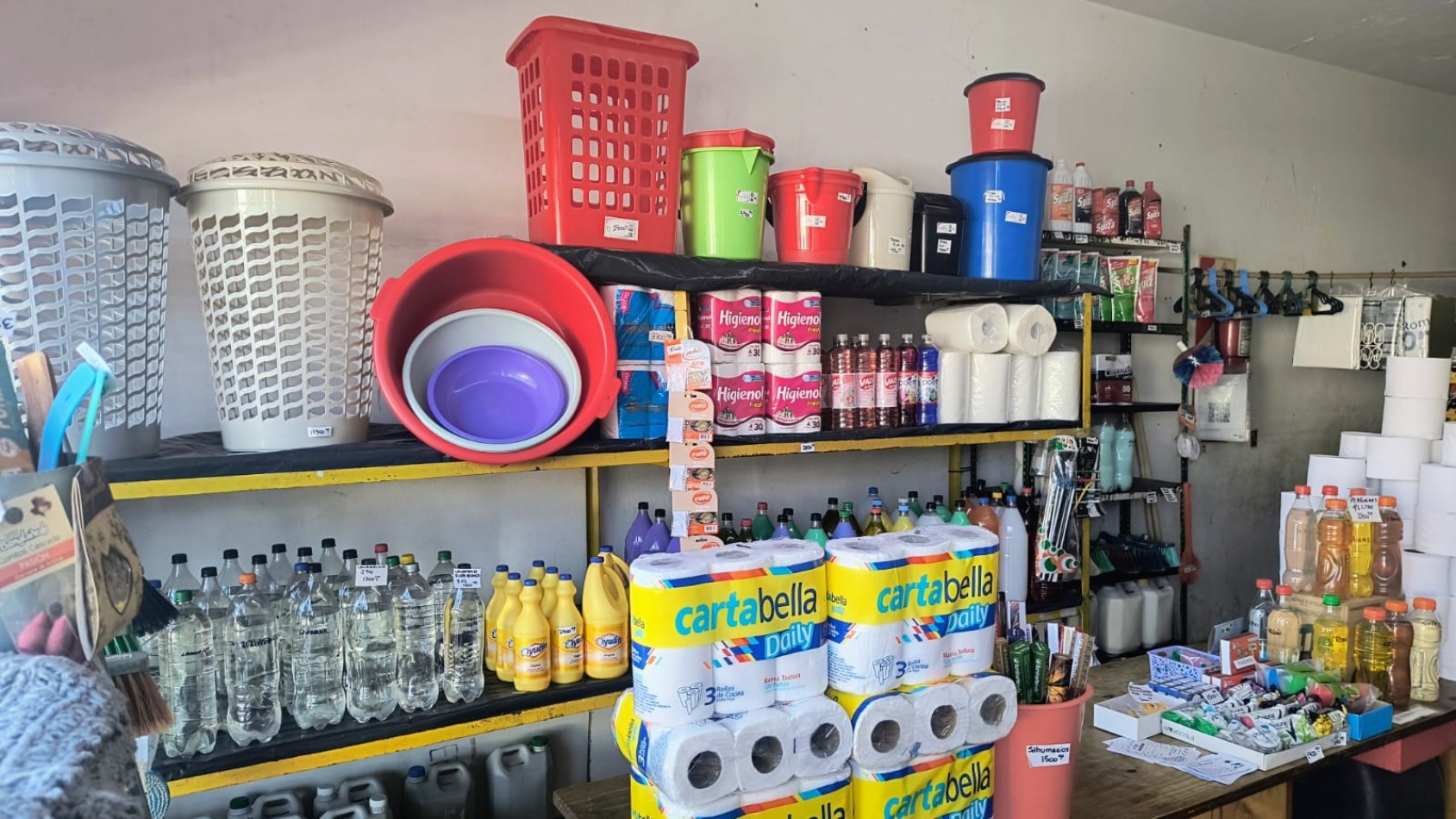 Fondo de comercio: Perfumeria y Limpieza / Sobre Calle Cerrito y Rosales. / Barrio Cerrito San Salvador.