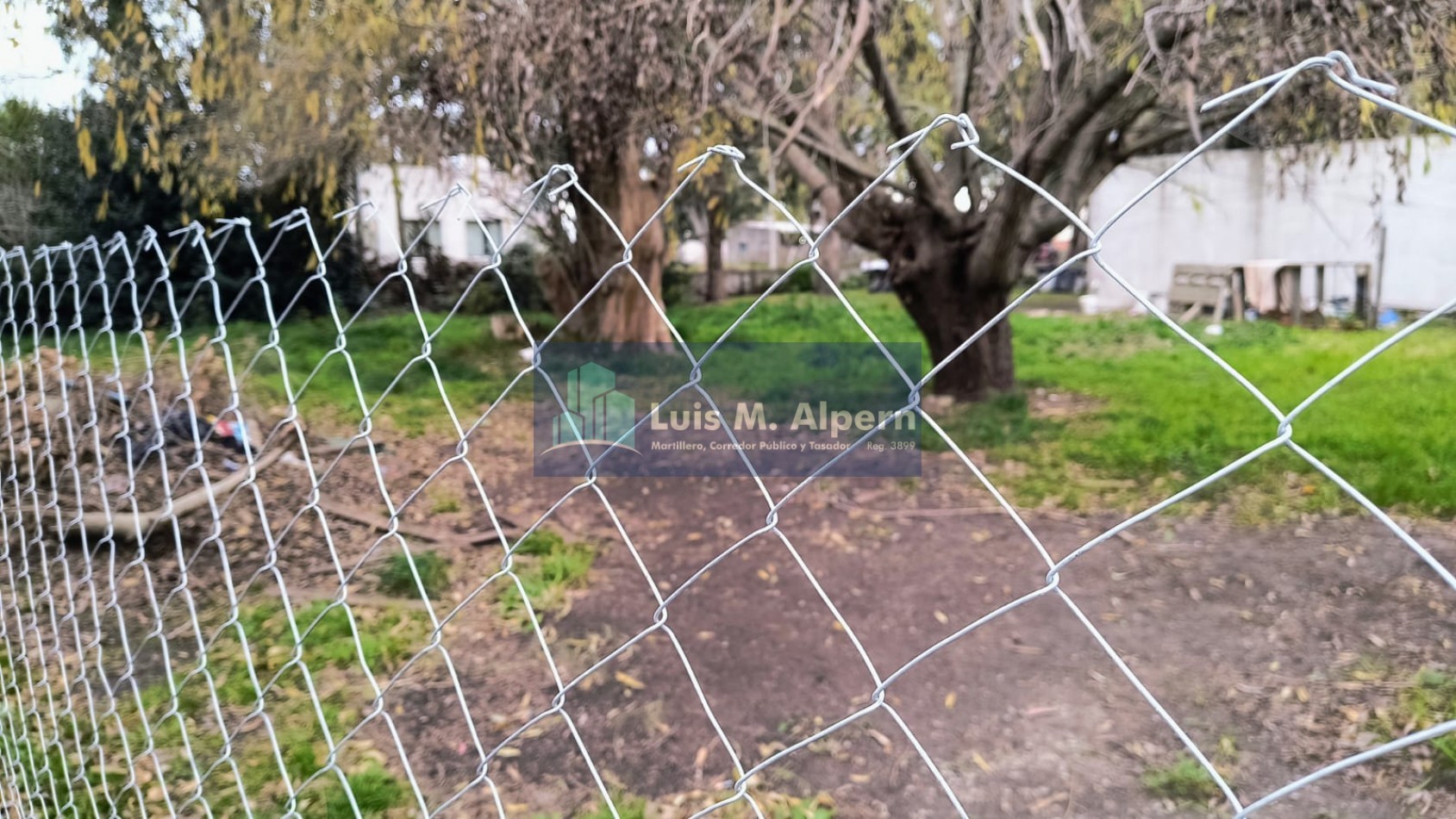 Barrio Felix U. Camet / VENTA EN BLOCK / Chalet + Departamentos + Galpones. 